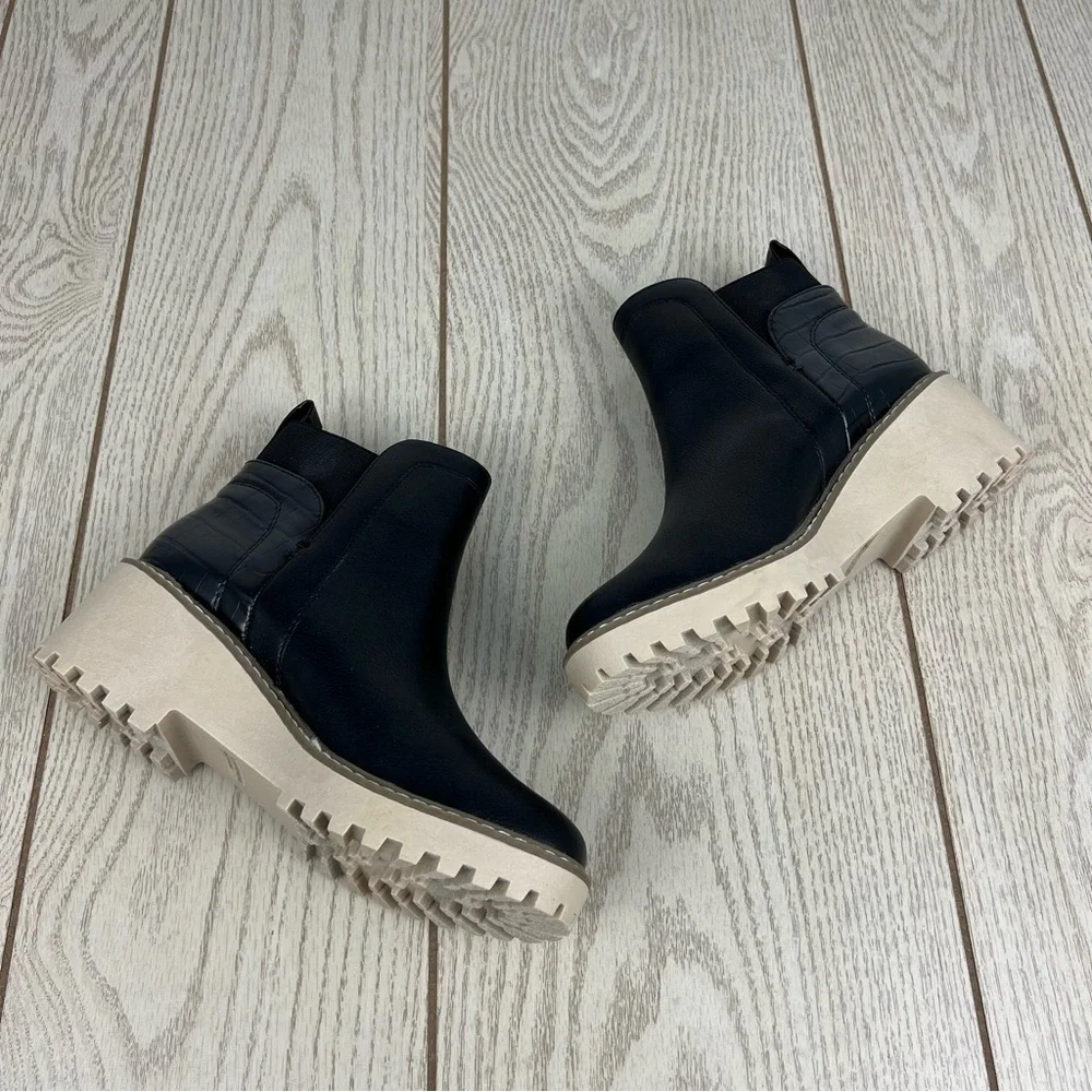 DV Dolce Vita Women's Rielle Chelsea Lug Sole Booties 7M Black Exotic $70